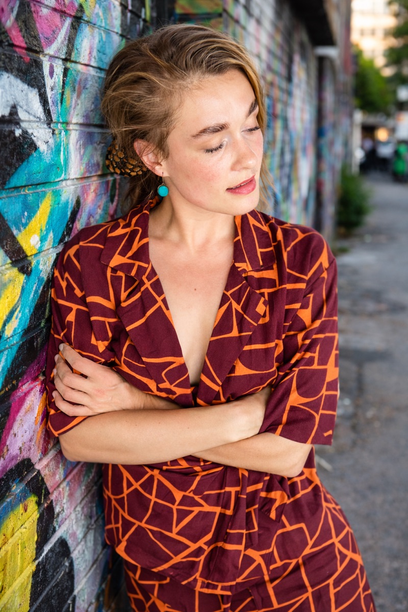 Laura Ziegler vor einer farbigen Wand in Bremen